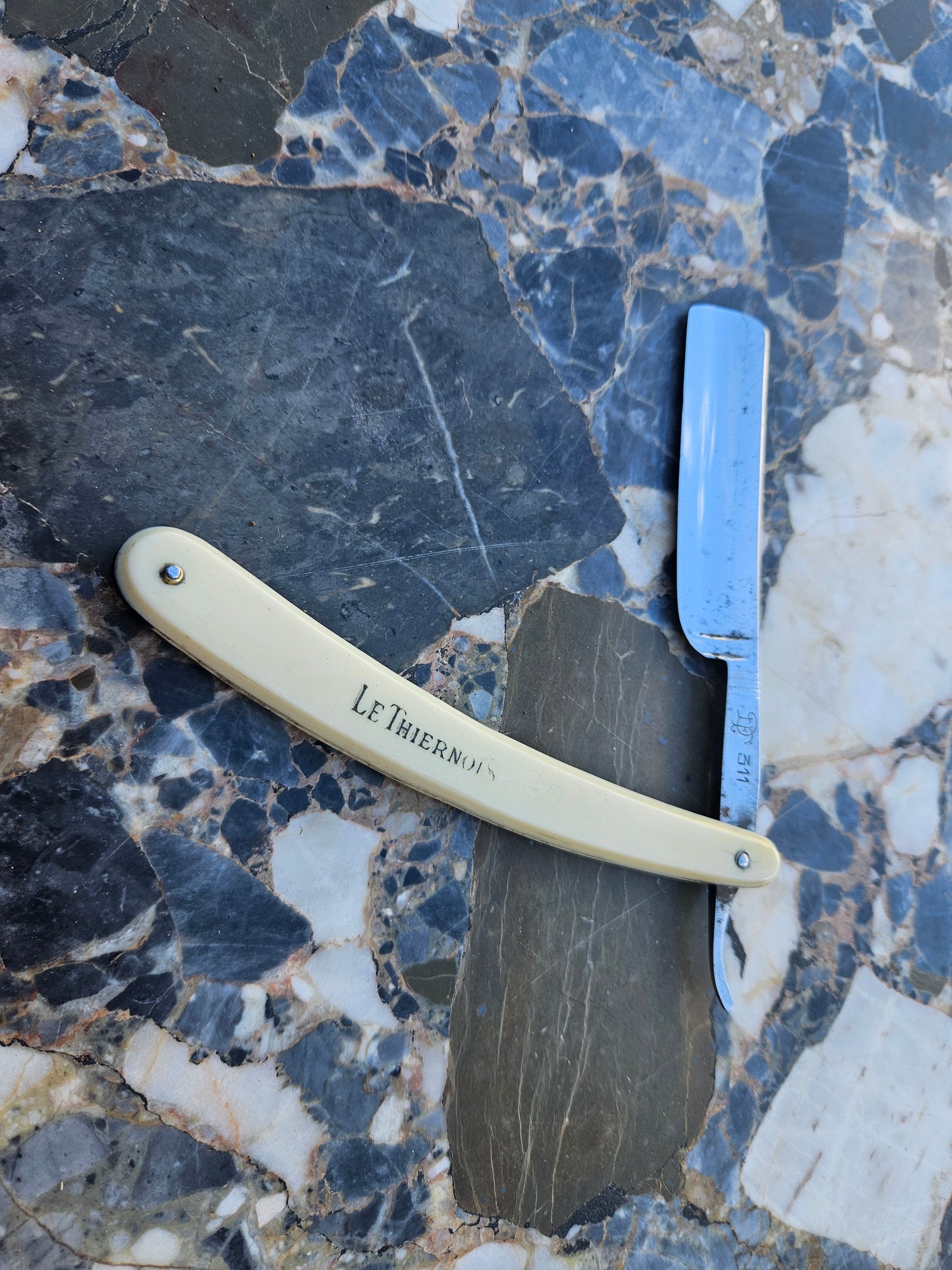 Vintage French Straight Razor — Le Thiernois | Ivory-Tone Handle | Made in Thiers