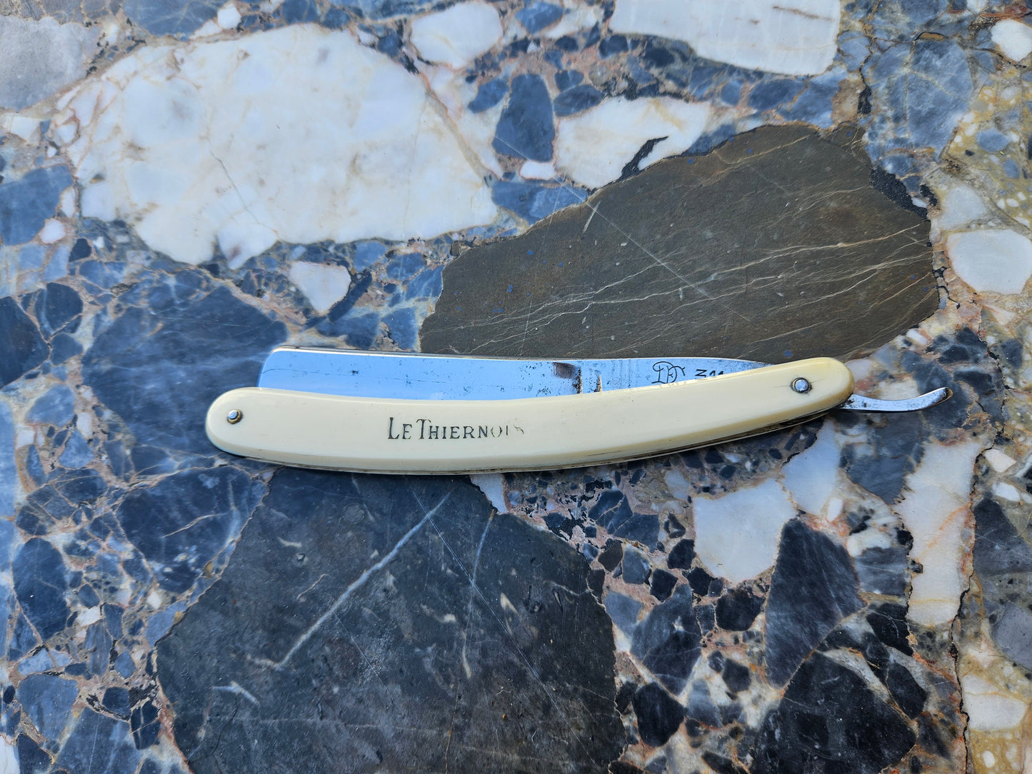 Vintage French Straight Razor — Le Thiernois | Ivory-Tone Handle | Made in Thiers