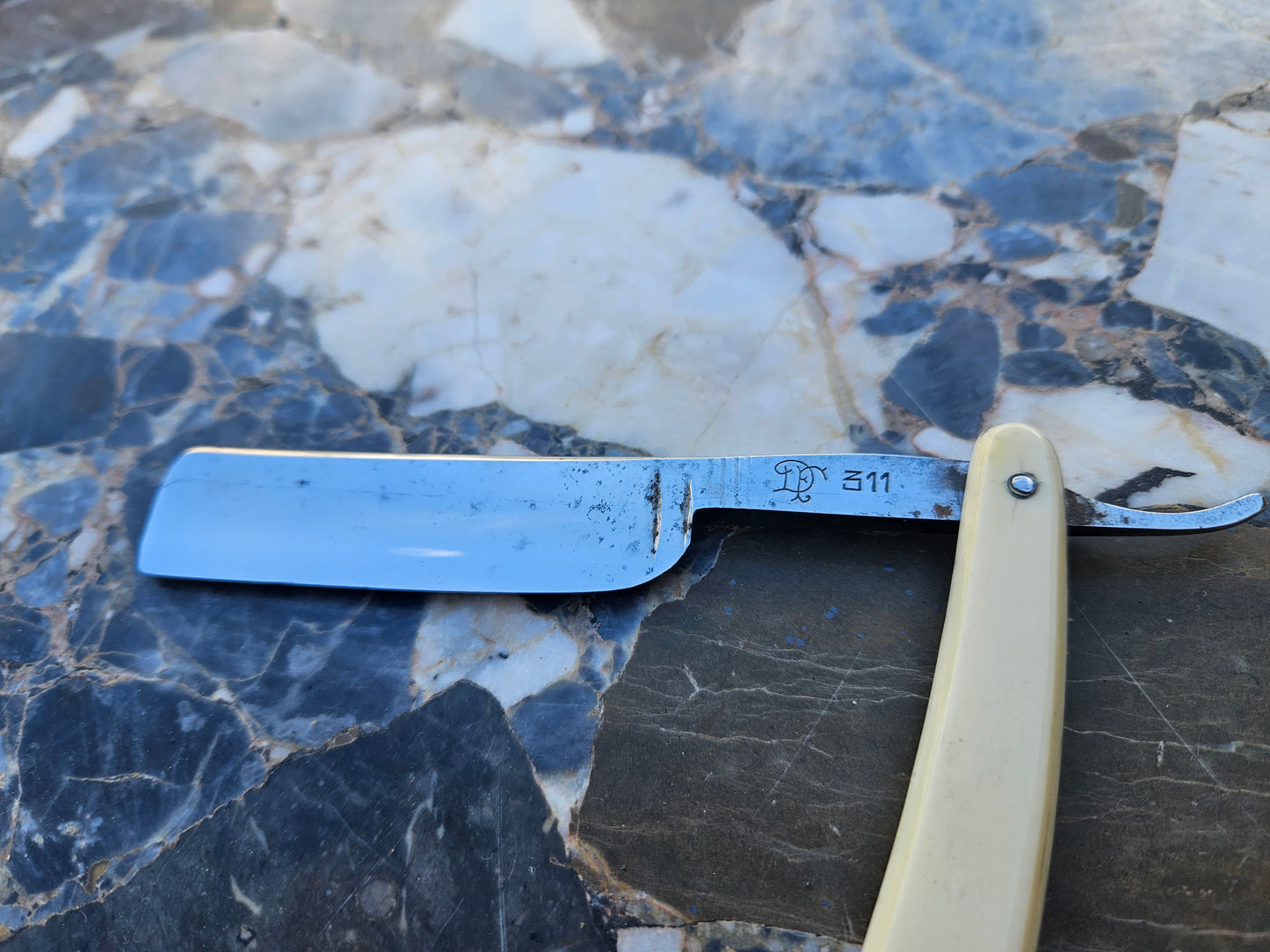 Vintage French Straight Razor — Le Thiernois | Ivory-Tone Handle | Made in Thiers